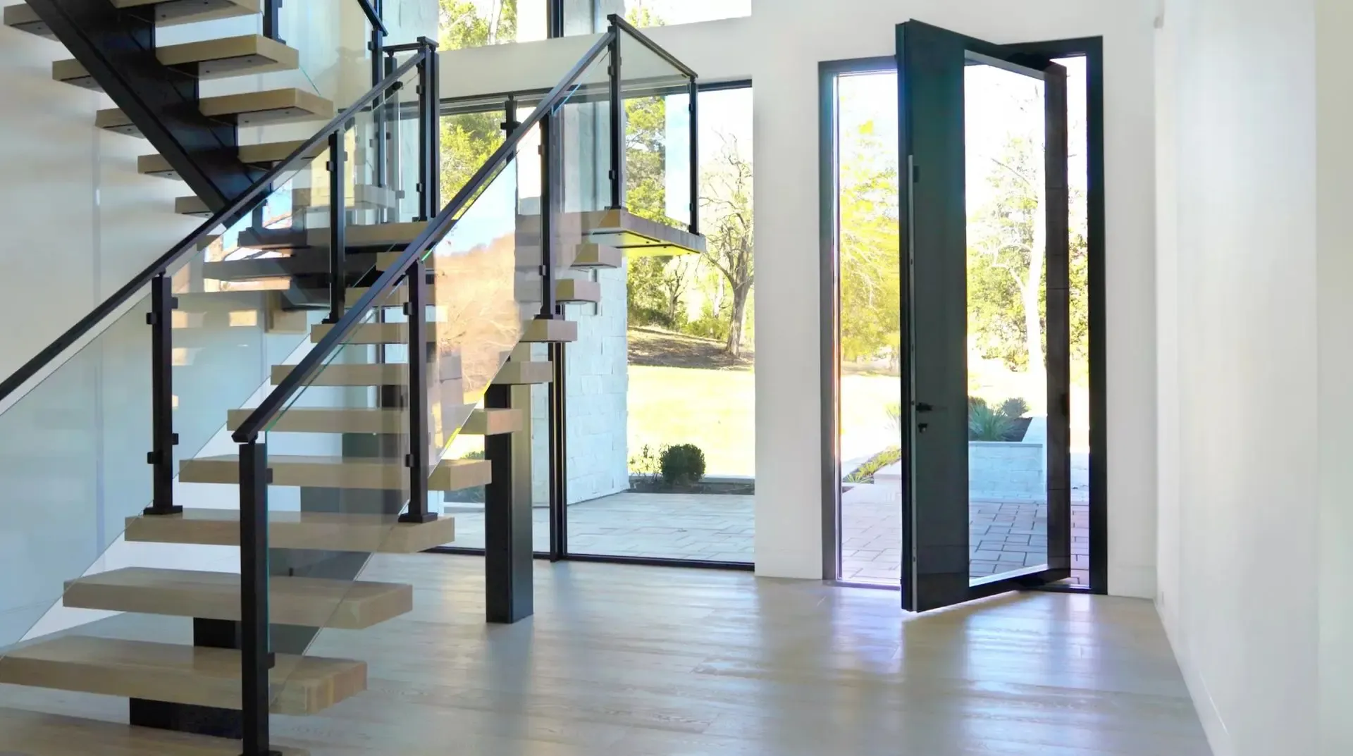 pivot_door_interior_open_scaled_c1x40c9smcn2deabmyn0l-1920x1073.webp